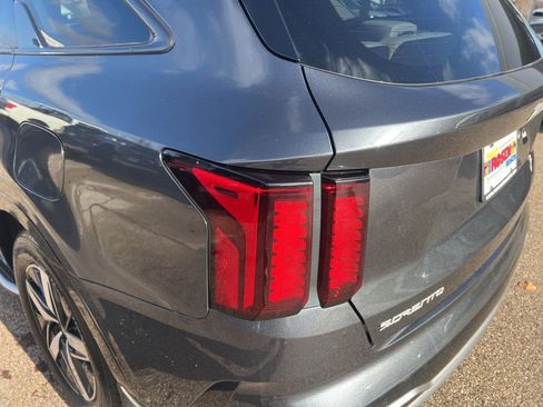 Certified 2023 Kia Sorento S image 32