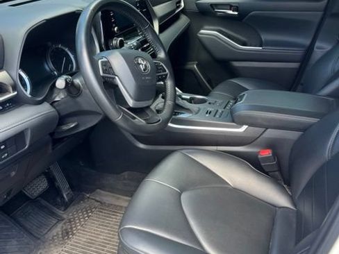 Used 2022 Toyota Highlander XLE AWD/4WD image 6