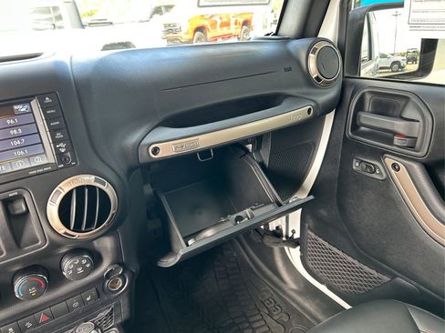 Used 2016 Jeep Wrangler Sahara image 22