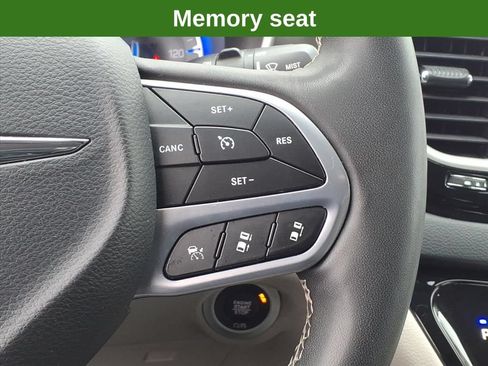 Used 2023 Chrysler Pacifica Touring-L FWD image 32