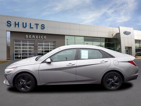 Used 2023 Hyundai Elantra SEL image 2