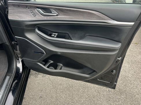 Used 2022 Jeep Grand Cherokee Overland w/ Luxury Tech Group IV image 14