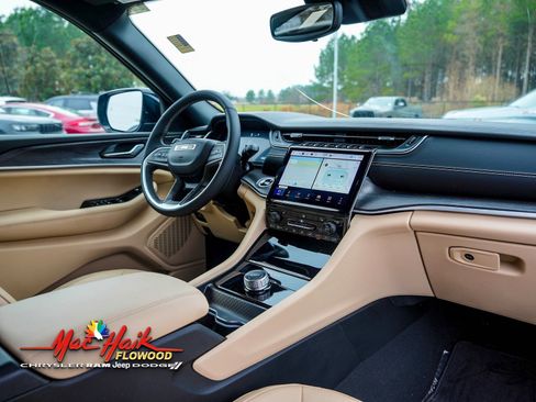 Used 2024 Jeep Grand Cherokee Limited image 13