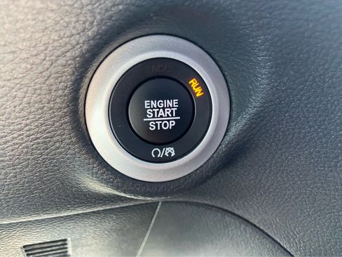 Used 2025 Chrysler Pacifica Limited FWD image 43