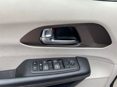 Used 2023 Chrysler Voyager LX image 18