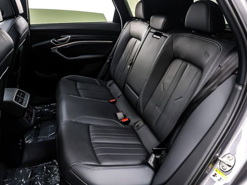 Used 2022 Audi e-tron Premium w/ Convenience Plus Package image 9