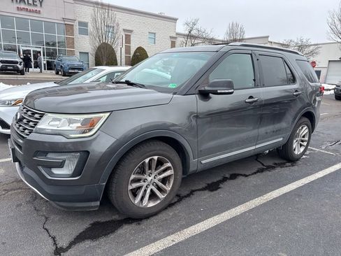 Used 2017 Ford Explorer XLT w/ Equipment Group 202A image 3