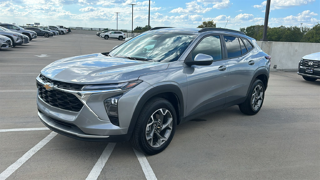 Used 2025 Chevrolet Trax LT FWD image 8