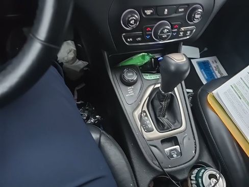 Used 2017 Jeep Cherokee Limited image 8