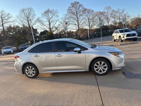 Used 2022 Toyota Corolla LE image 3