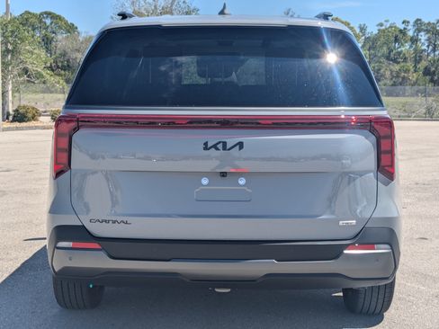 New 2026 Kia Carnival SX w/ SX Dark Edition Package FWD image 6