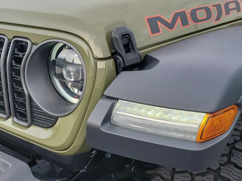 Used 2025 Jeep Gladiator Mojave w/ Convenience Group AWD/4WD image 10