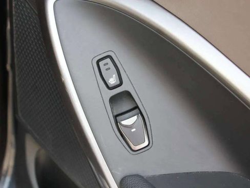 Used 2017 Hyundai Santa Fe Limited image 12