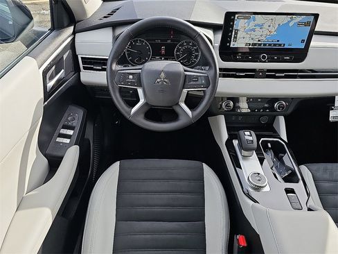 New 2026 Mitsubishi Outlander SE image 7