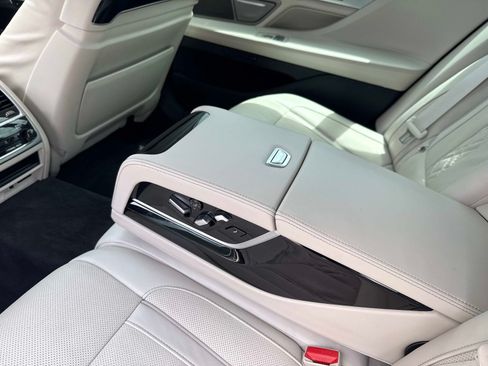 Used 2022 BMW 750i xDrive w/ Executive Package AWD/4WD image 14