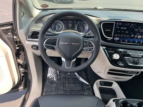 Used 2023 Chrysler Pacifica Touring-L FWD image 13