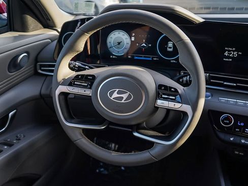 Certified 2025 Hyundai Elantra SEL image 18