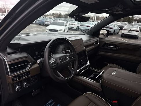 Used 2025 GMC Yukon Denali Ultimate w/ LPO, Floor Liner Package AWD/4WD image 10