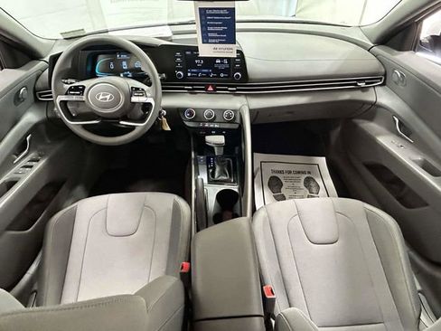 Certified 2025 Hyundai Elantra SE FWD image 10