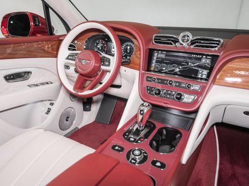 Used 2025 Bentley Bentayga image 31