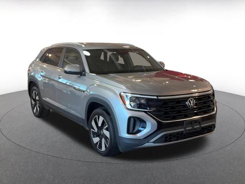 Used 2025 Volkswagen Atlas Cross Sport SE image 3