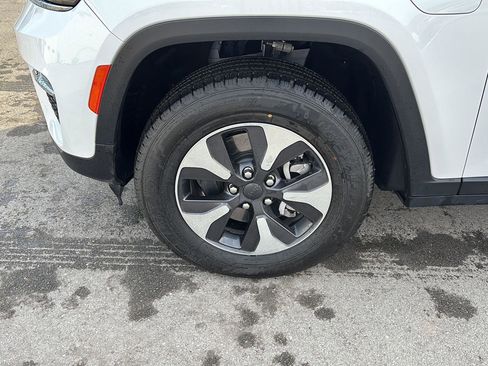 Used 2024 Jeep Grand Cherokee Limited 4xe image 9