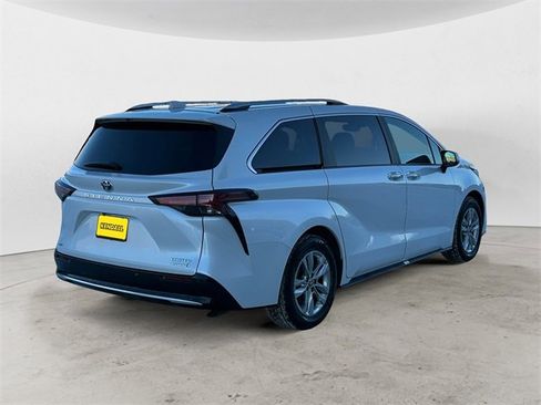 Used 2023 Toyota Sienna Limited image 5
