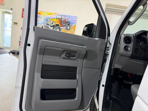 Used 2014 Ford E-250 and Econoline 250 Extended w/ Power Group RWD image 30