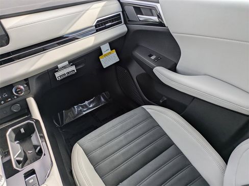 New 2026 Mitsubishi Outlander SE image 18