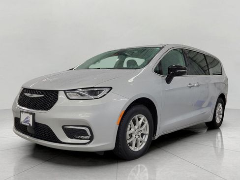 Used 2024 Chrysler Pacifica Touring-L image 11