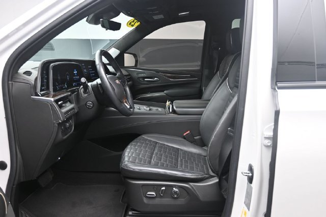 Used 2023 Cadillac Escalade Sport Platinum w/ LPO, ONYX Package AWD/4WD image 16