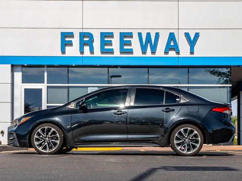 Used 2020 Toyota Corolla SE w/ SE Premium Package FWD image 2