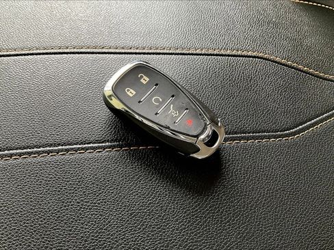 Used 2020 Chevrolet Traverse LT image 34