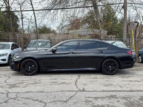 Used 2022 BMW 740i w/ M Sport Package image 6