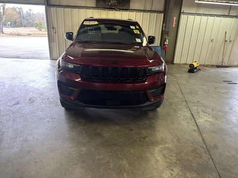 Used 2025 Jeep Grand Cherokee Altitude image 2
