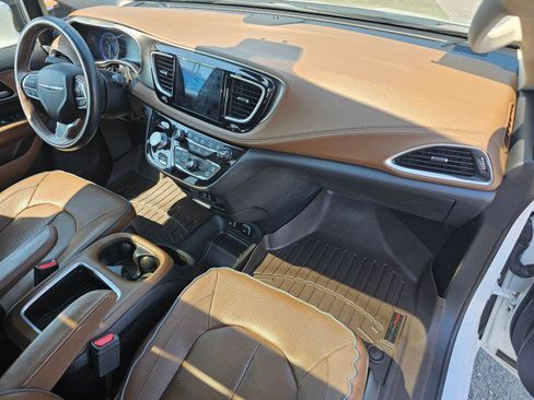 Used 2017 Chrysler Pacifica Limited FWD image 11