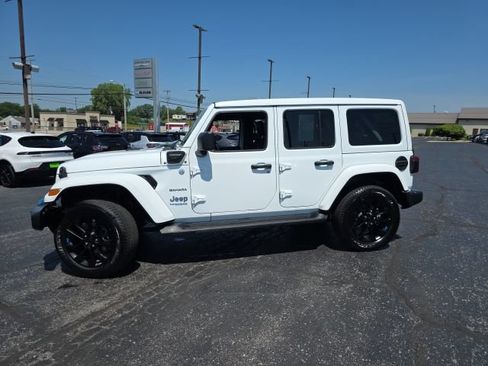 Used 2022 Jeep Wrangler Unlimited Sahara w/ Cold Weather Group AWD/4WD image 3