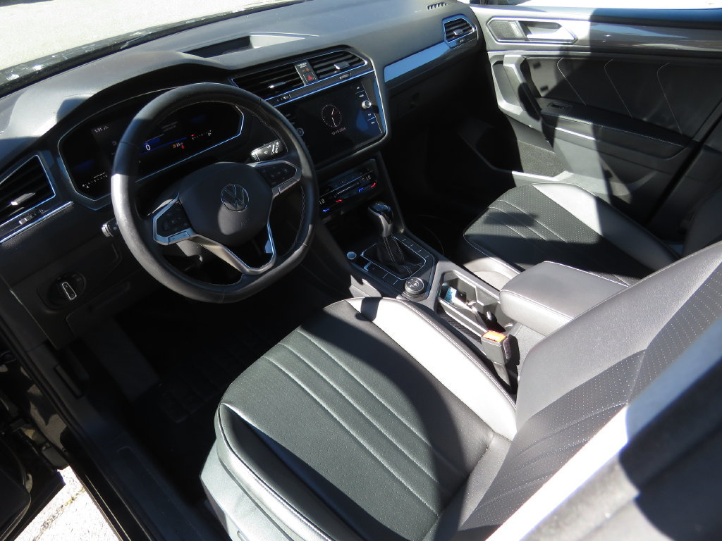 Used 2022 Volkswagen Tiguan SE w/ Panoramic Sunroof Package AWD/4WD image 11