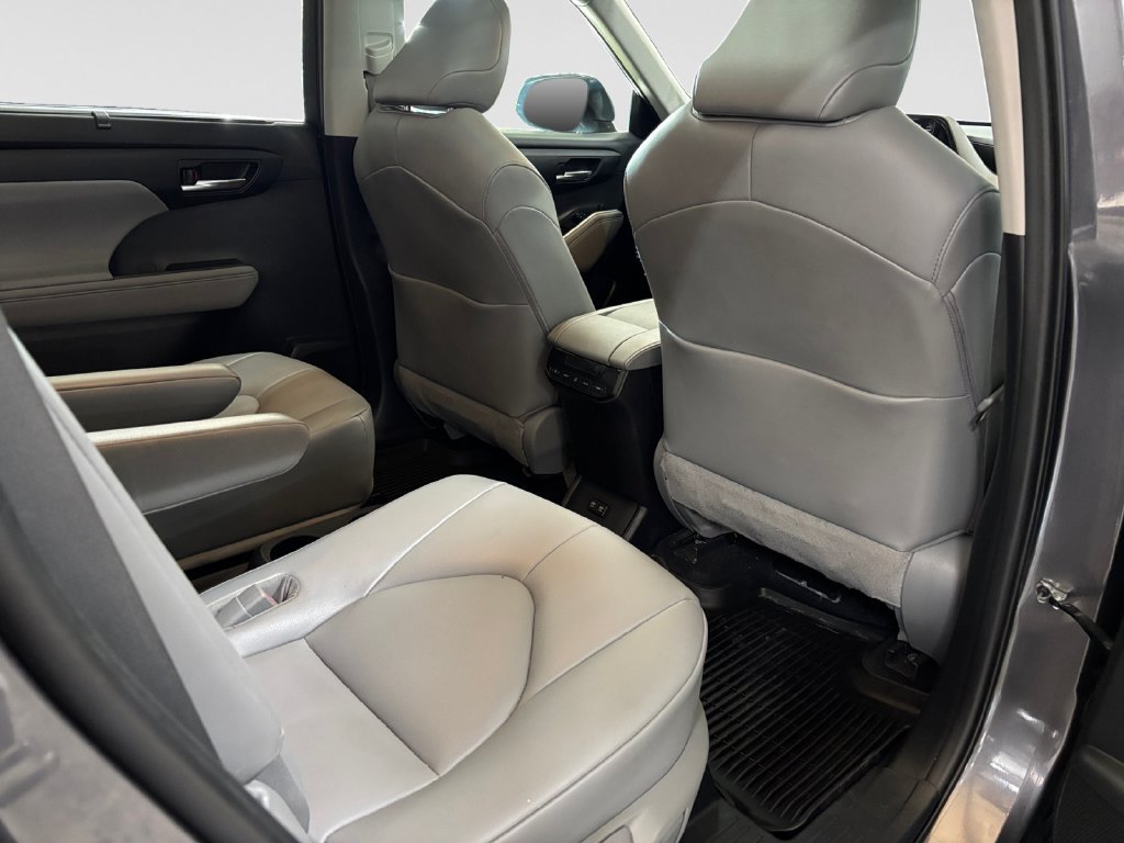 Used 2021 Toyota Highlander XLE FWD image 48