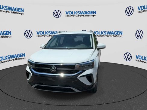 Used 2023 Volkswagen Taos SE FWD image 3