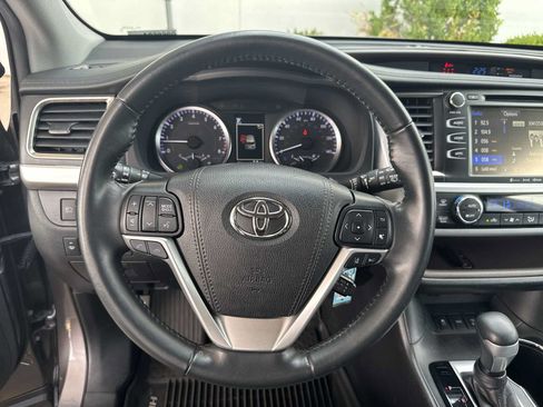Used 2019 Toyota Highlander Plus AWD/4WD image 16