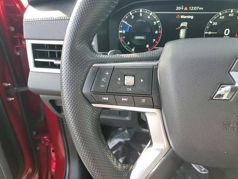 Used 2024 Mitsubishi Outlander SE image 17