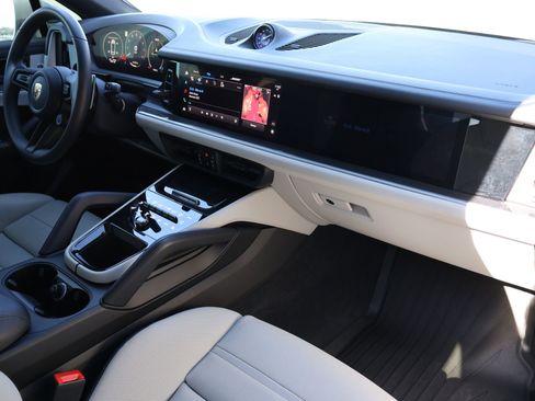 Used 2025 Porsche Cayenne S image 28
