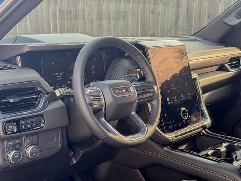 Used 2025 GMC Yukon XL Elevation image 2