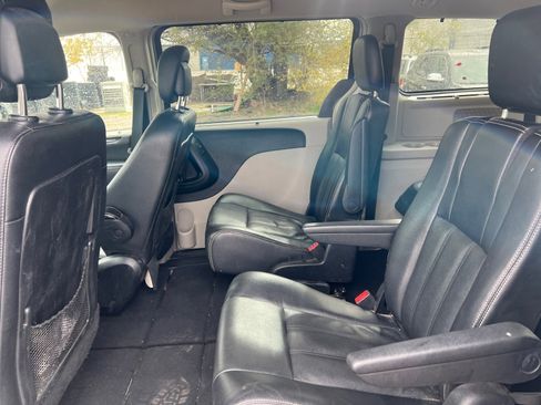 Used 2015 Chrysler Town & Country Touring image 31