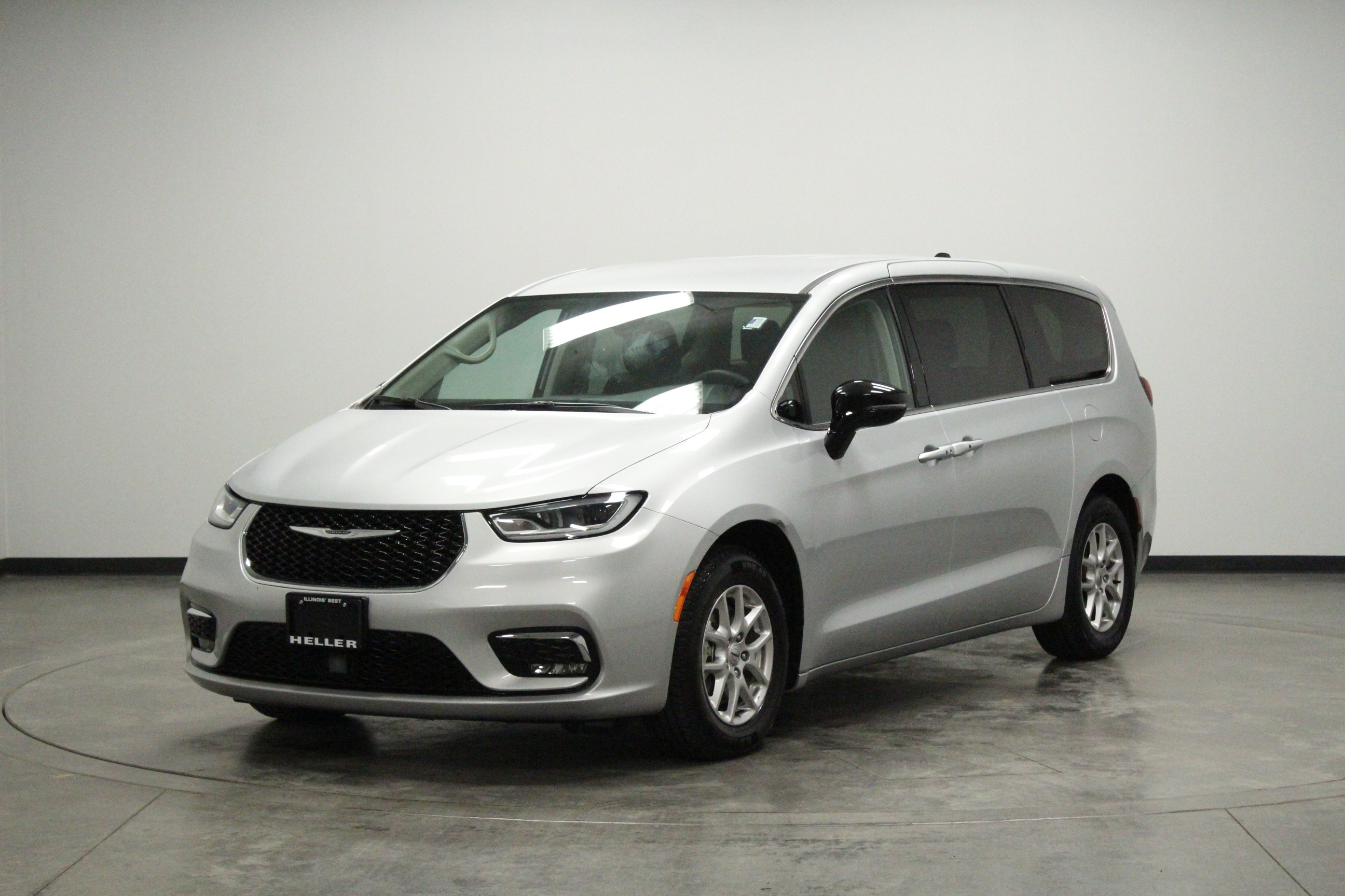 Used 2024 Chrysler Pacifica Touring-L FWD image 4