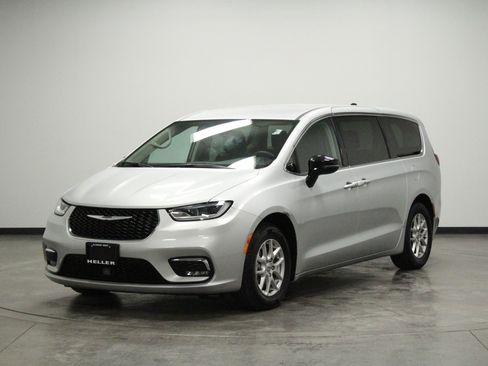 Used 2024 Chrysler Pacifica Touring-L FWD image 4