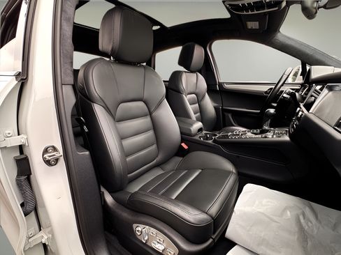 Used 2021 Porsche Macan Turbo AWD/4WD image 19