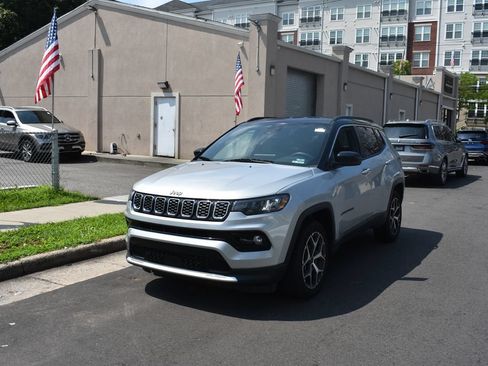 Used 2025 Jeep Compass Limited AWD/4WD image 3