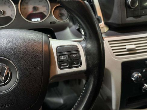 Used 2012 Volkswagen Routan S image 25